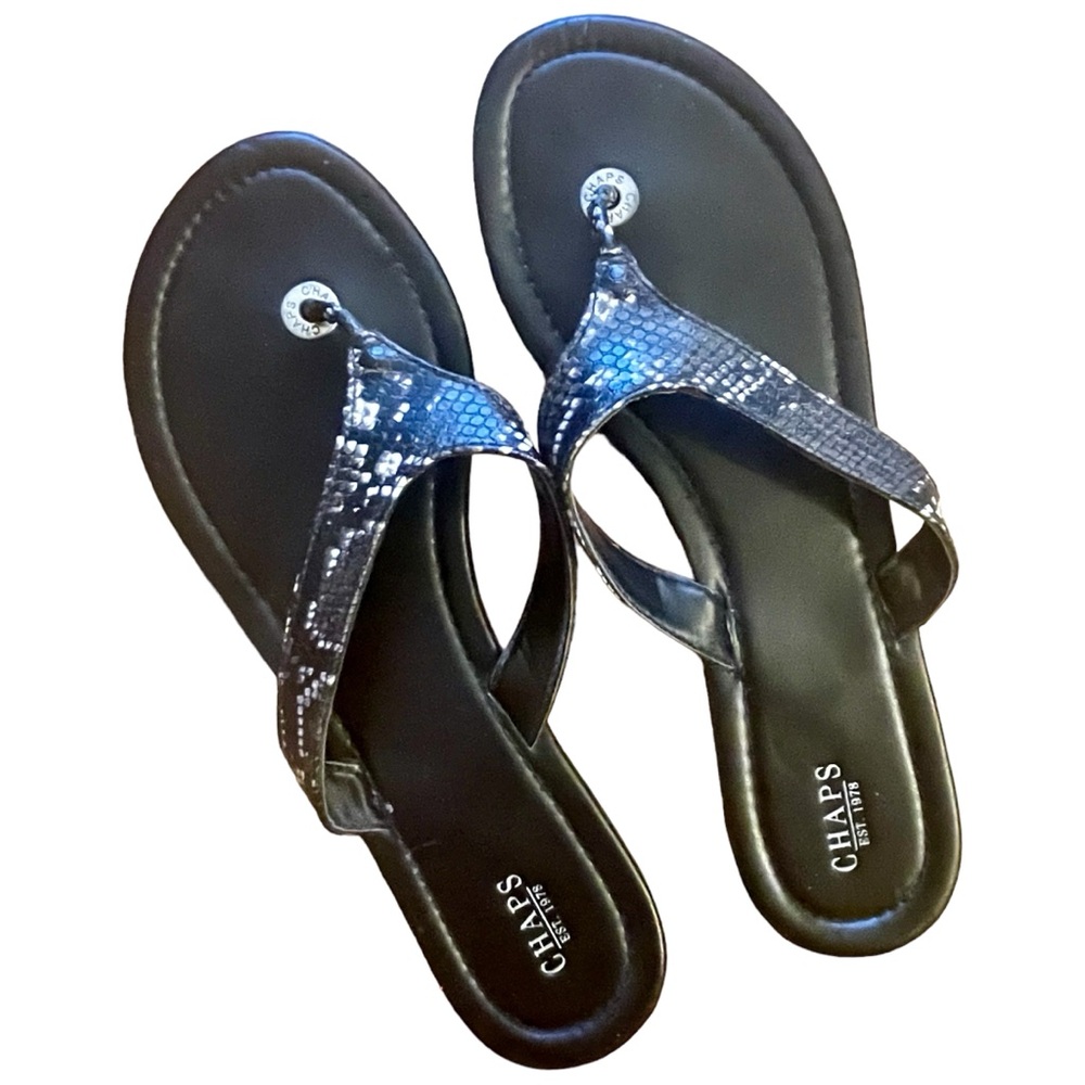 CHAPS est.1978 black, silver & grey snakeskin “look” flat flip flops 10/10.5 EUC